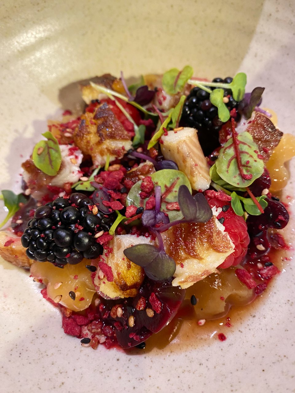 Η σαλάτα με το παντζάρι και το χέλι / Φωτογραφία: Μάνος Λειβαδάρος/iefimerida