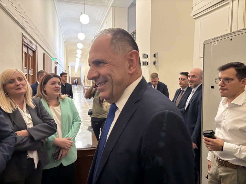 Ραντεβού Γεραπετρίτη με τους «γαλάζιους» βουλευτές στη Βουλή / Φωτογραφία: iefimerida.gr