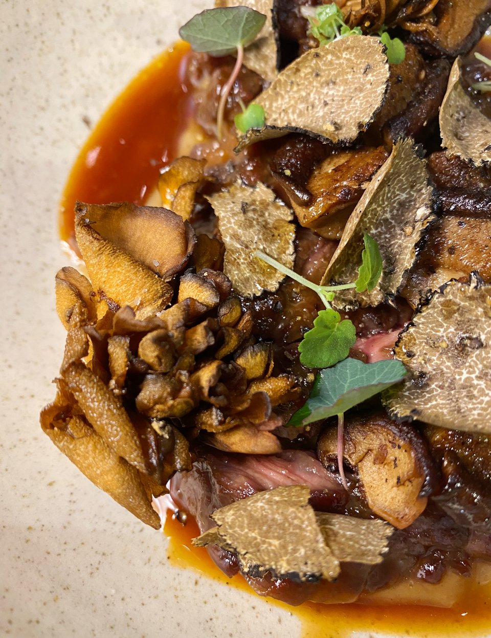 Ένα εντυπωσιακό και νόστιμο πιάτο: το flap black angus με αγκινάρα Ιερουσαλήμ και μανιτάρι Κασταμανίτη / Φωτογραφία: Μάνος Λειβαδάρος/iefimerida