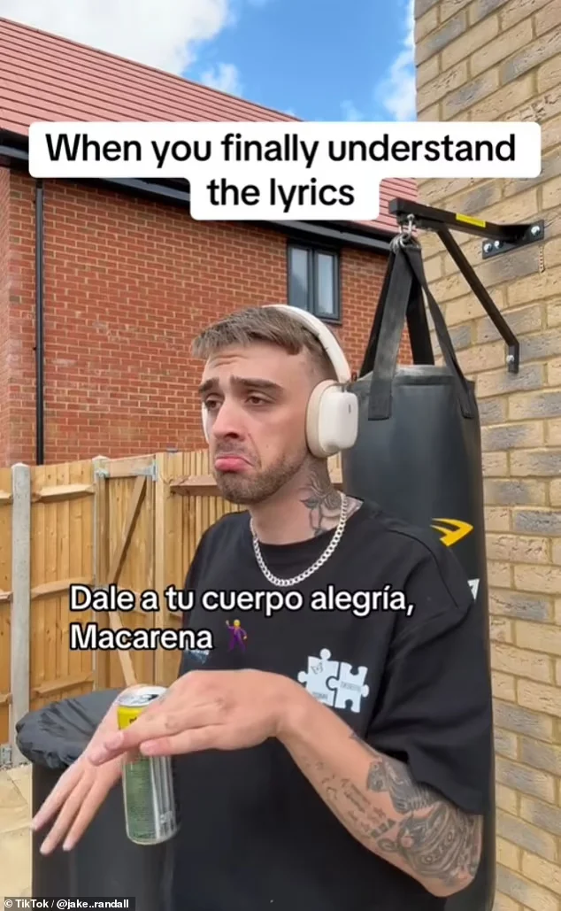 Ο Jake Randall ανέβασε ένα βίντεο στο TikTok χορεύοντας το Μακαρένα, μέχρι που κατάλαβε τι λένε οι στίχοι και σταμάτησε