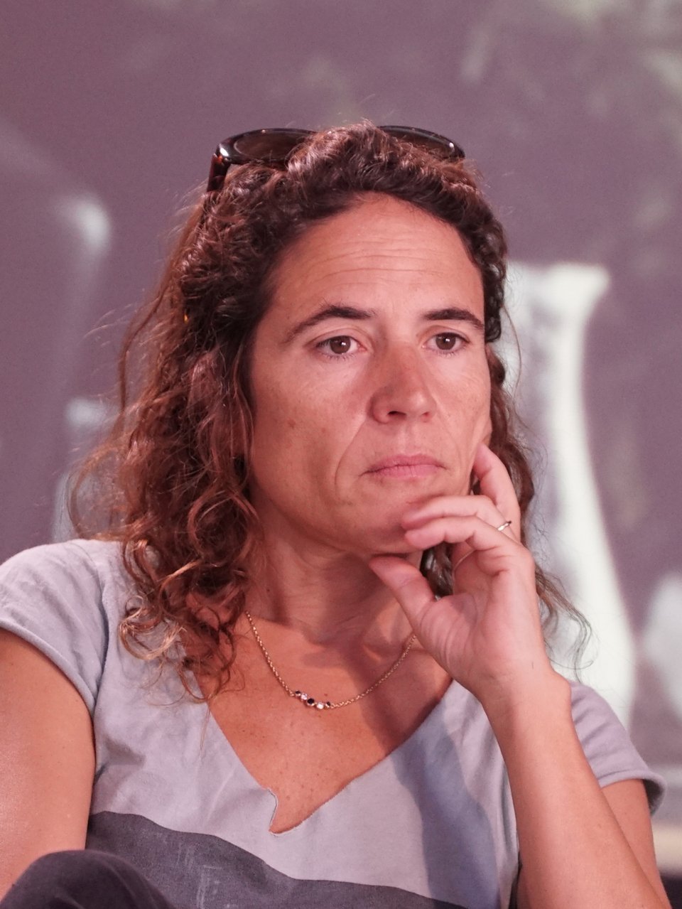 Η νόθα κόρη του Μιτεράν, Μαζαρίν Πενζό πέρασε μια επταετία ημι-απομονωμένη σε διαμέρισμα 300 τ.μ. στο Παρίσι, αναγκασμένη να ζει διπλή ζωή και να λέει ψέματα για την ταυτότητά της στους συμμαθητές της