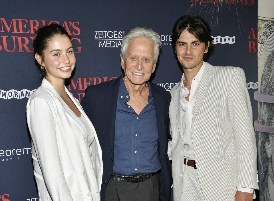 Ο Michael Douglas ποζάρει με την κόρη του, Carys Douglas, και τον γιο του, Dylan Douglas