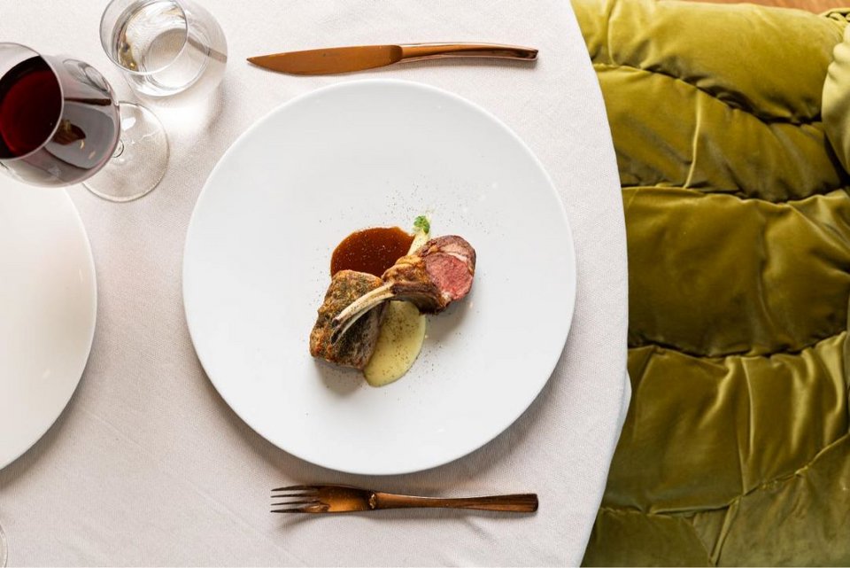 Το πιάτο με αρνί που υπογράφει ο executive chef του εστιατορίου θα το βρείτε στο A la carte menu