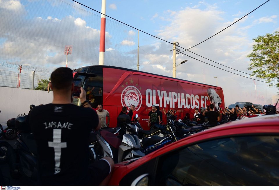 Φίλαθλοι του Ολυμπιακού εμψύχωσαν τους παίκτες στου Ρέντη πριν το ντέρμπι με τον Παναθηναϊκό / Φωτογραφία: INTIME