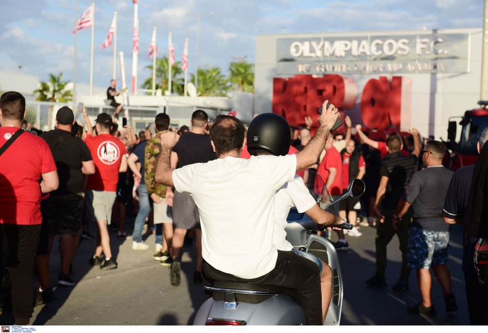 Φίλαθλοι του Ολυμπιακού εμψύχωσαν τους παίκτες στου Ρέντη πριν το ντέρμπι με τον Παναθηναϊκό / Φωτογραφία: INTIME