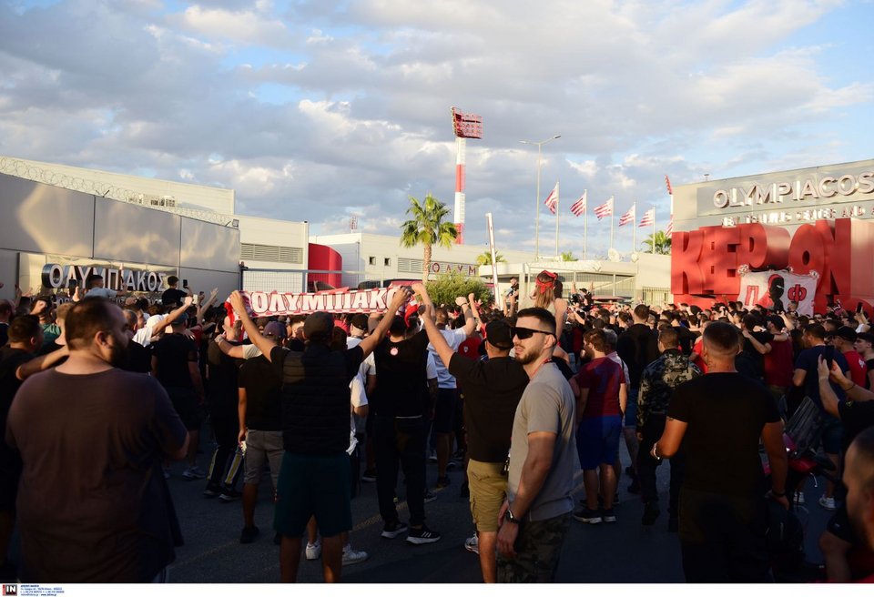 Φίλαθλοι του Ολυμπιακού εμψύχωσαν τους παίκτες στου Ρέντη πριν το ντέρμπι με τον Παναθηναϊκό / Φωτογραφία: INTIME