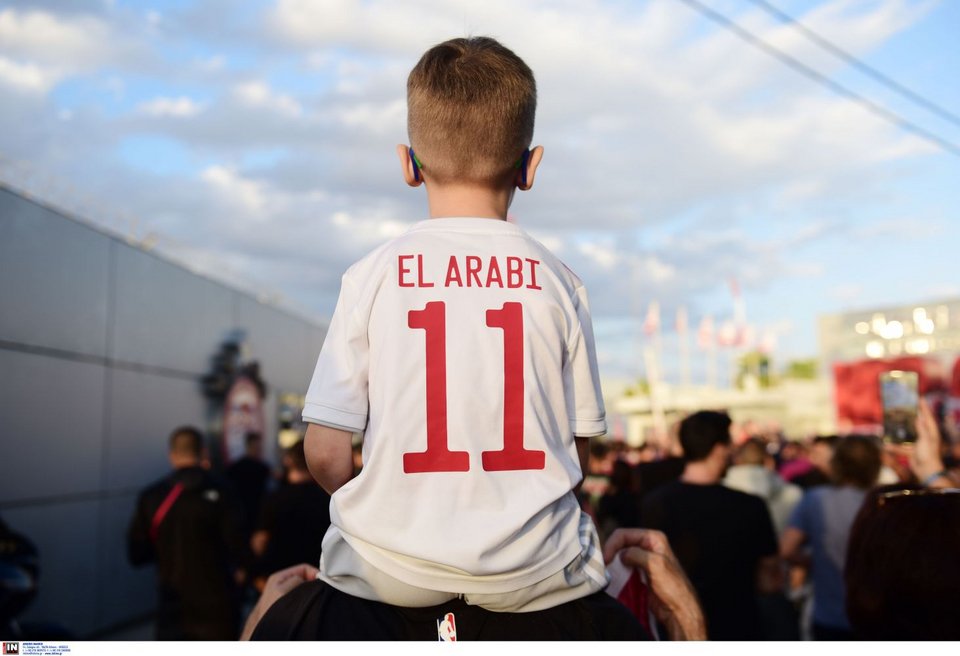 Φίλαθλοι του Ολυμπιακού εμψύχωσαν τους παίκτες στου Ρέντη πριν το ντέρμπι με τον Παναθηναϊκό / Φωτογραφία: INTIME