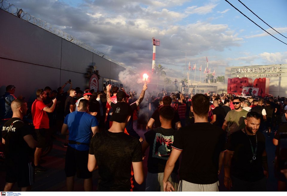 Φίλαθλοι του Ολυμπιακού εμψύχωσαν τους παίκτες στου Ρέντη πριν το ντέρμπι με τον Παναθηναϊκό / Φωτογραφία: INTIME