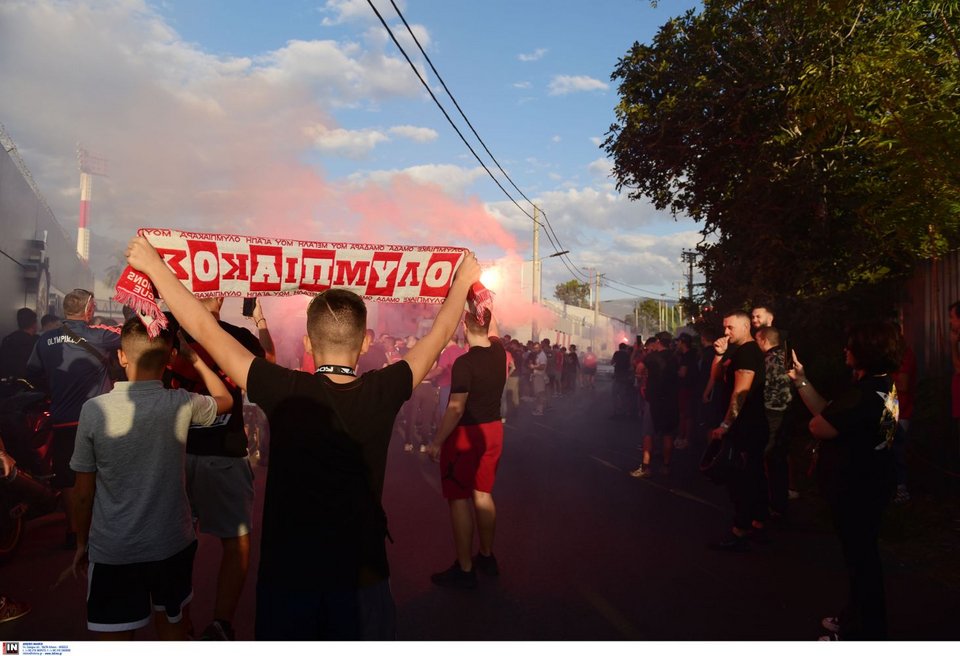 Φίλαθλοι του Ολυμπιακού εμψύχωσαν τους παίκτες στου Ρέντη πριν το ντέρμπι με τον Παναθηναϊκό / Φωτογραφία: INTIME
