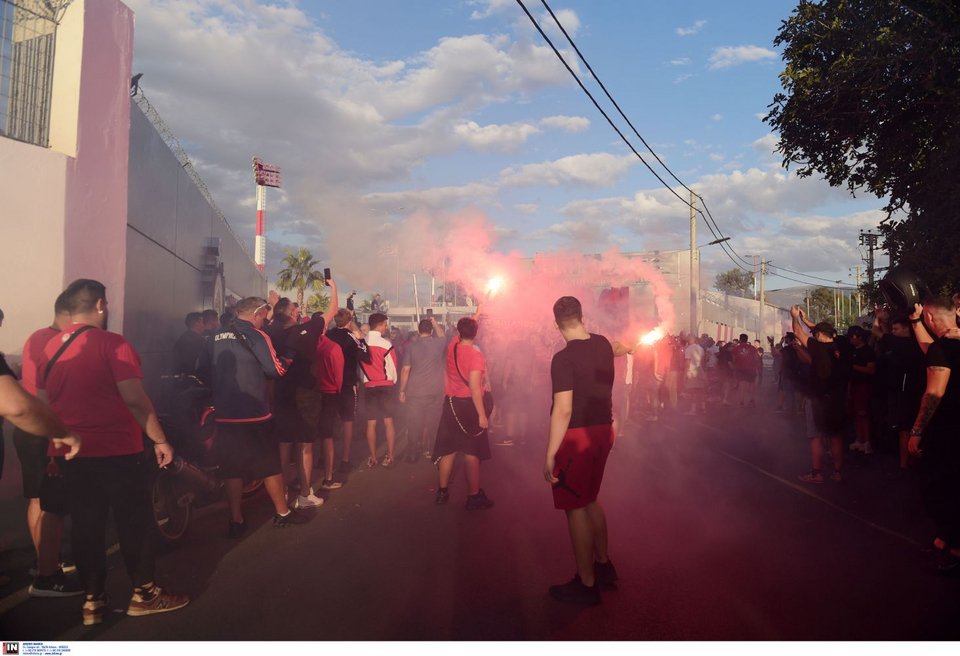 Φίλαθλοι του Ολυμπιακού εμψύχωσαν τους παίκτες στου Ρέντη πριν το ντέρμπι με τον Παναθηναϊκό / Φωτογραφία: INTIME