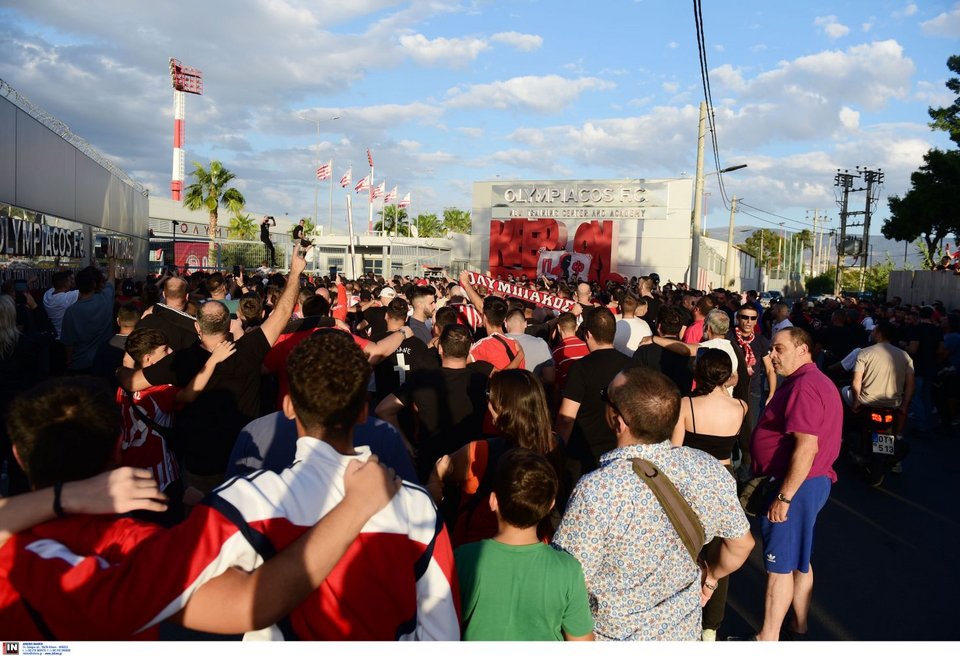Φίλαθλοι του Ολυμπιακού εμψύχωσαν τους παίκτες στου Ρέντη πριν το ντέρμπι με τον Παναθηναϊκό / Φωτογραφία: INTIME