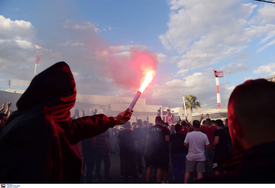 Φίλαθλοι του Ολυμπιακού εμψύχωσαν τους παίκτες στου Ρέντη πριν το ντέρμπι με τον Παναθηναϊκό / Φωτογραφία: INTIME