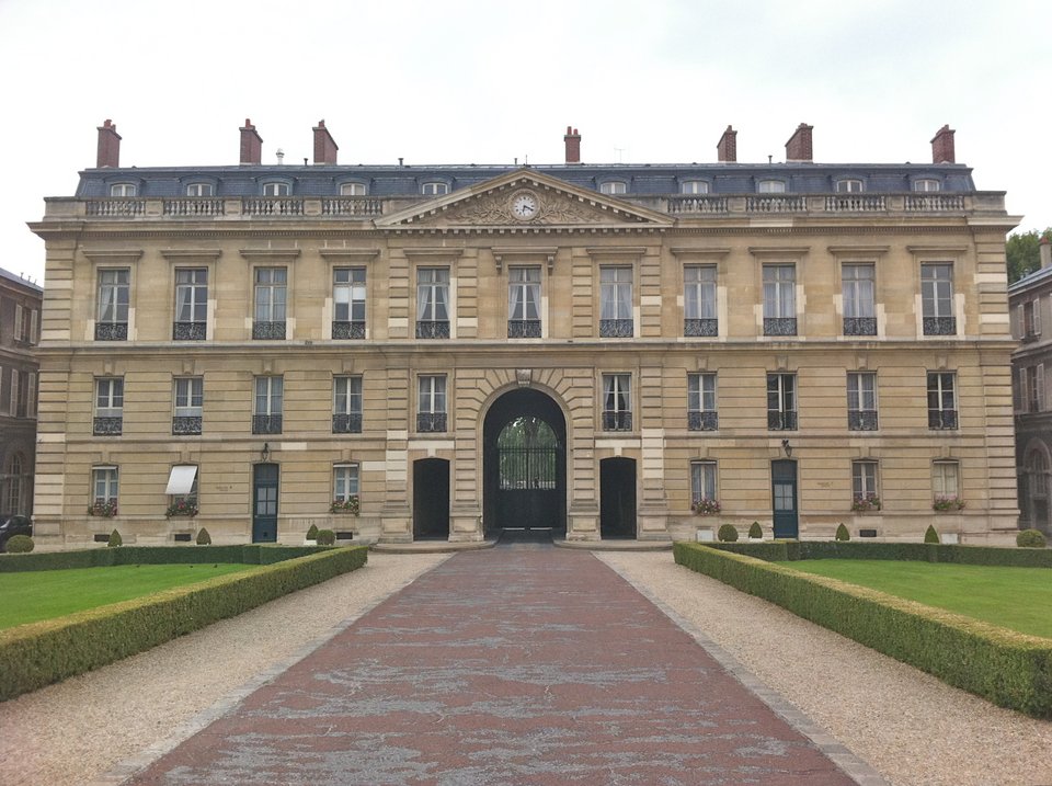 Το Palais de l’Alma είναι ένα κρατικό συγκρότημα κτιρίων στην αριστερή όχθη του Σηκουάνα