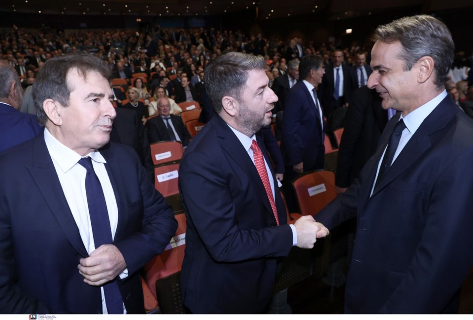 Χειραψία Μητσοτάκη-Ανδρουλάκη. Δίπλα τους ο υπουργός Προστασίας του Πολίτη, Μιχάλης Χρυσοχοΐδης