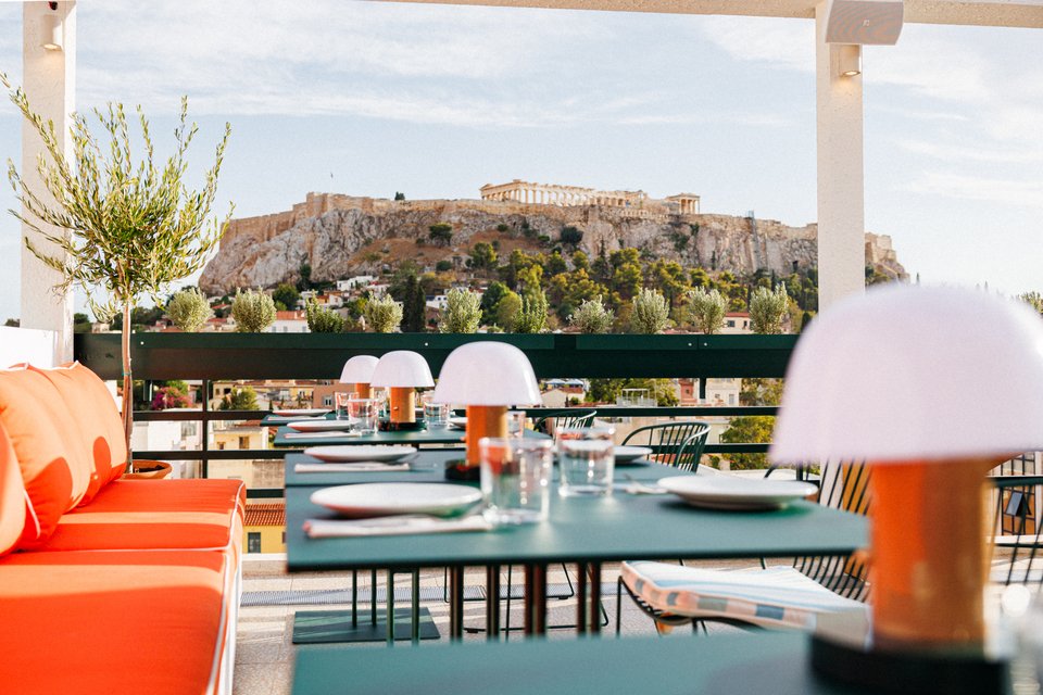 H θέα από τα τραπέζια του εστιατορίου, τη μέρα