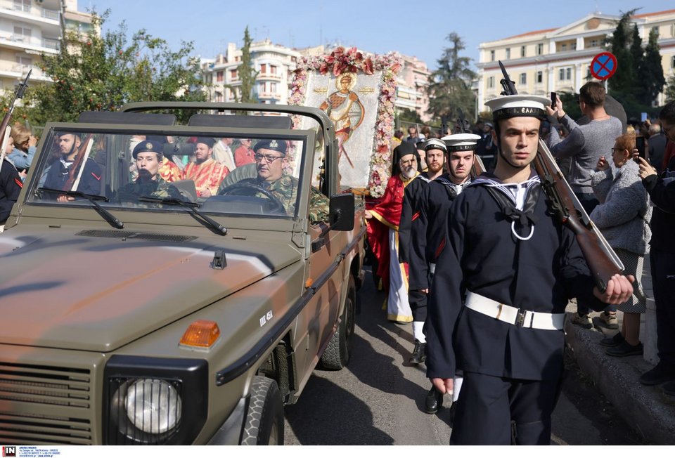 Την πομπή συνόδευαν αγήματα των ενόπλων δυνάμεων και η μπάντα της ελληνικής αστυνομίας