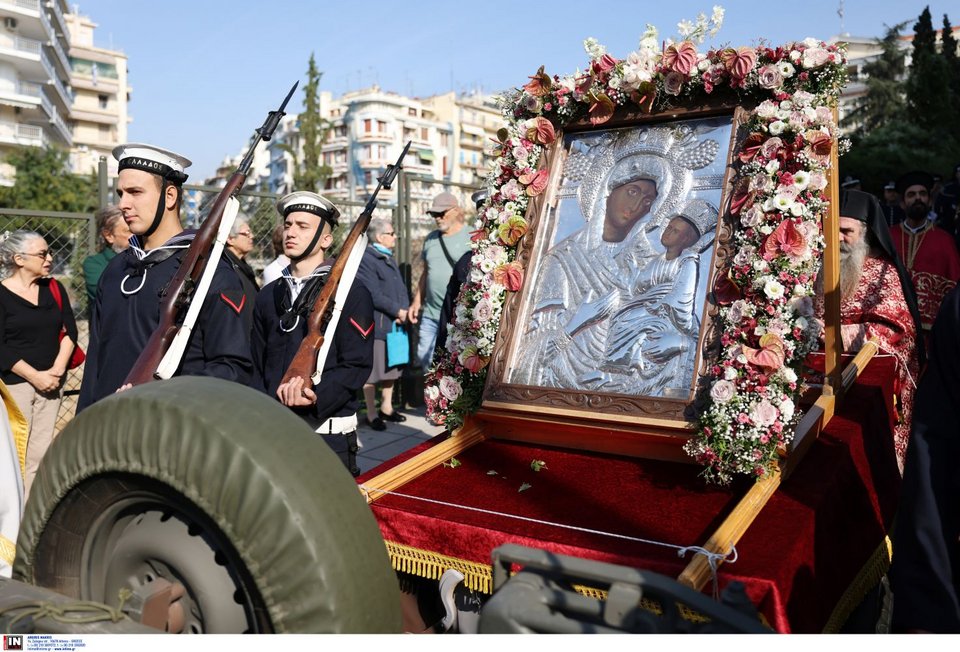 Την πομπή συνόδευαν αγήματα των ενόπλων δυνάμεων