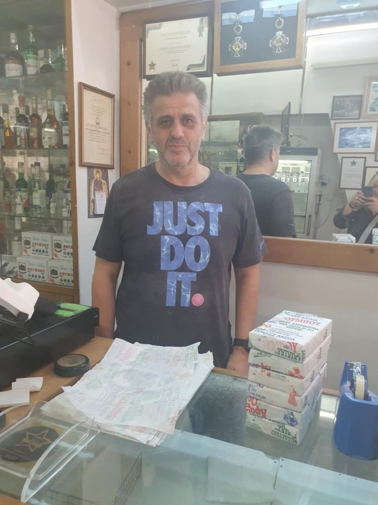 «Τα υλικά που χρησιμοποιούνται είναι κυρίως το αγνό κατσικίσιο βούτυρο, κατευθείαν από τους παραγωγούς, λευκή ζάχαρη, άμυλο αραβοσίτου, νερό και ψημένα καβουρντισμένα αμύγδαλα»