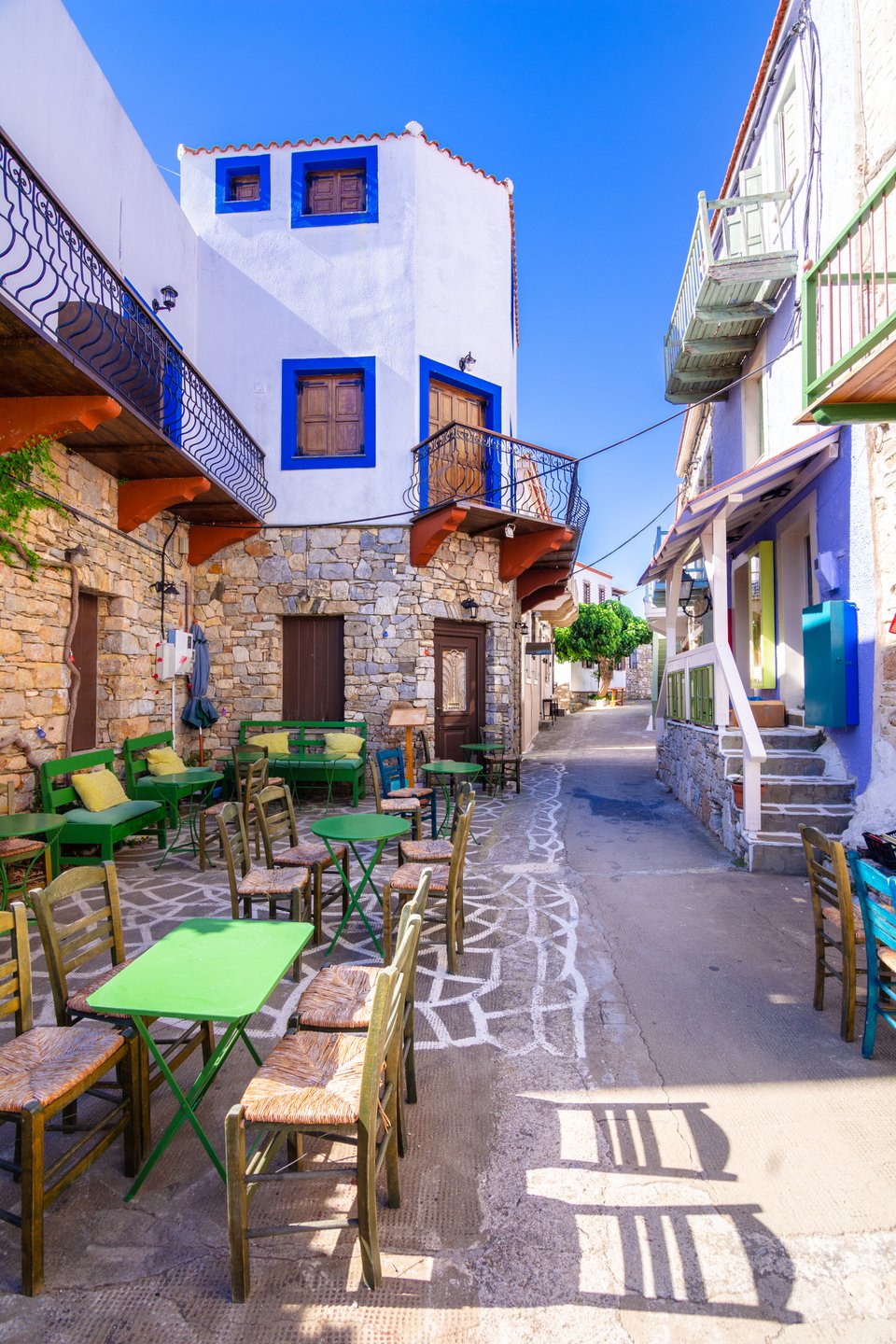 Στη στεριά, το νησί διατηρεί την αυθεντική του γοητεία με πευκοδάση, σπιτάκια με κόκκινες στέγες