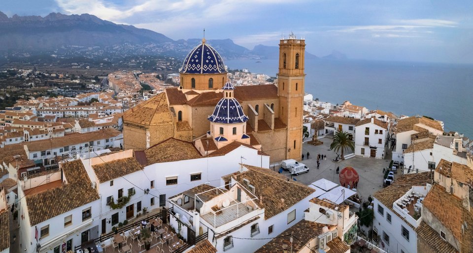 Η γοητευτική παραθαλάσσια πόλη Altea στη δημοφιλή ακτή της Ισπανίας Costa Blanca