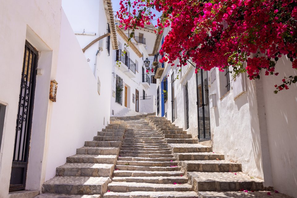Τα σοκάκια της πόλης Altea μοιάζουν με αυτά της Σαντορίνης