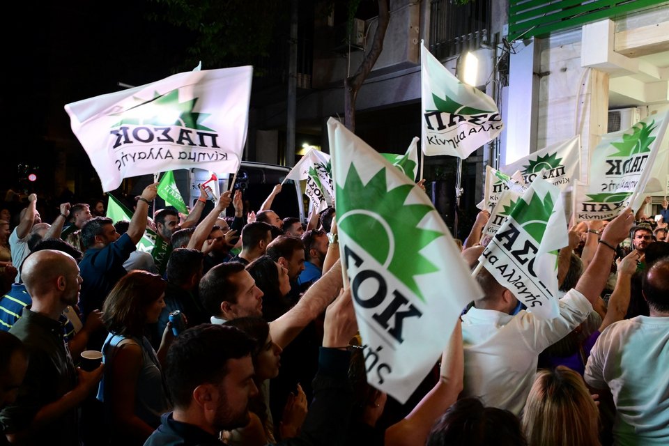 Φίλοι του ΠΑΣΟΚ με σημαίες του Κινήματος / Φωτογραφία: Eurokinissi-ΜΠΟΛΑΡΗ ΤΑΤΙΑΝΑ