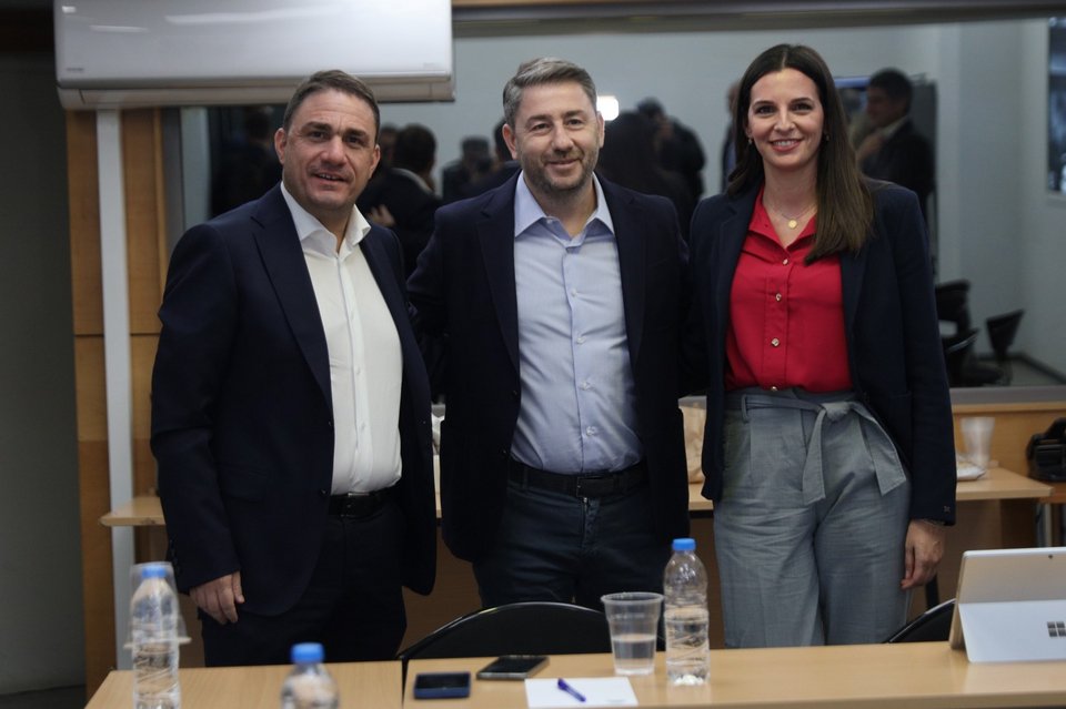 Ο Νίκος Ανδρουλάκης με τους εκπροσώπους του ΠΑΣΟΚ Κώστα Τσουκαλά και Όλγα Μαρκογιαννάκη