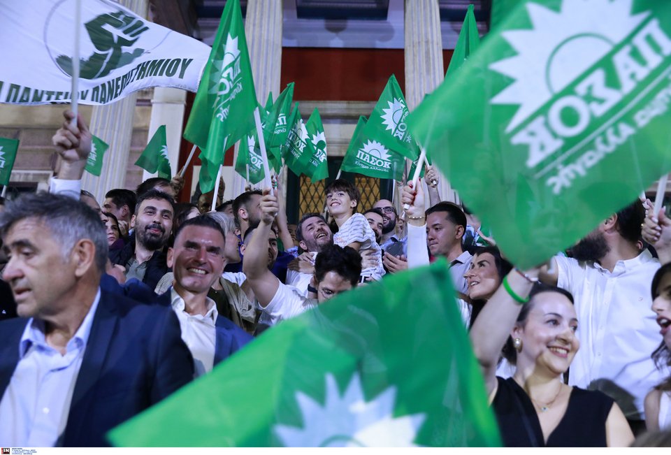 Ο Νίκος Ανδρουλάκης ανάμεσα σε νεολαίους του ΠΑΣΟΚ σηκώνει τον γιο του στην αγκαλιά του / Φωτογραφία: Intimenews -ΣΑΡΕΛΑΣ ΔΗΜΗΤΡΗΣ