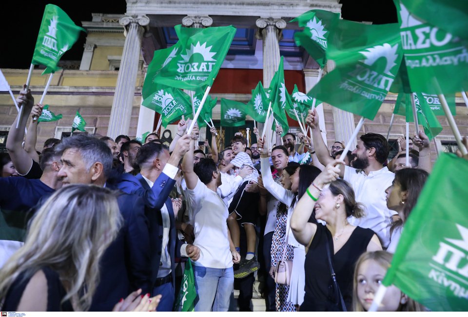 Ο Νίκος Ανδρουλάκης ανάμεσα σε νεολαίους του ΠΑΣΟΚ σηκώνει τον γιο του στην αγκαλιά του / Φωτογραφία: Intimenews -ΣΑΡΕΛΑΣ ΔΗΜΗΤΡΗΣ