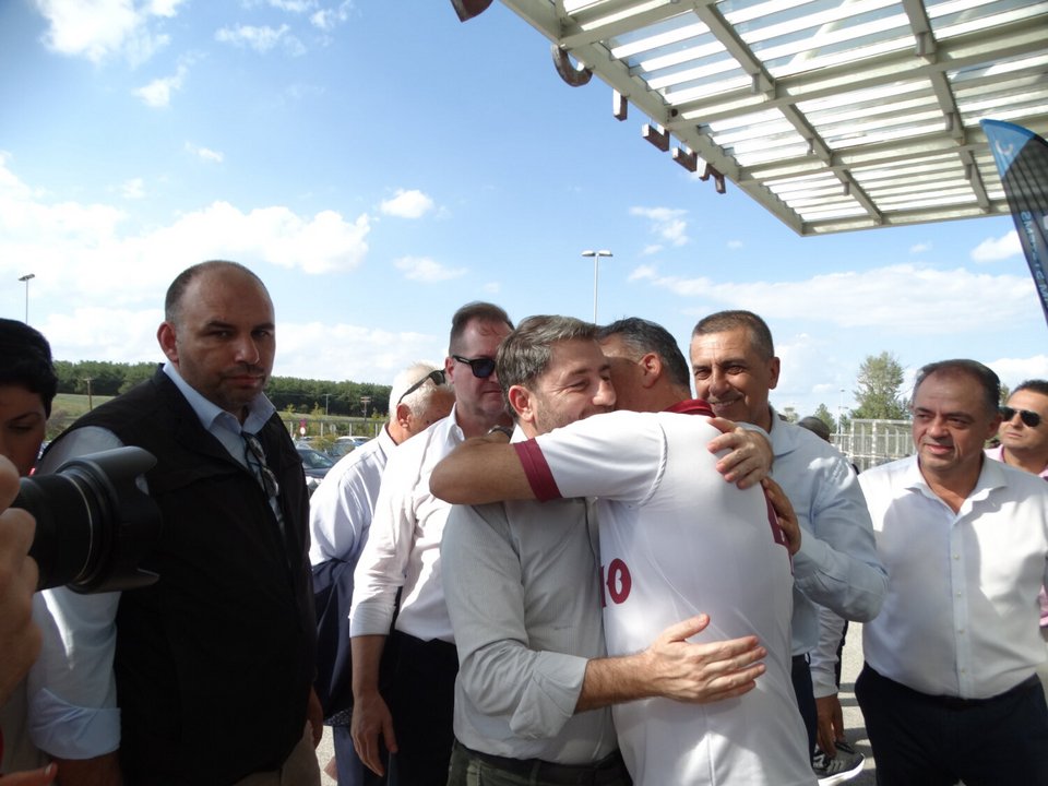 Ο πρόεδρος του ΠΑΣΟΚ και νυν υποψήφιος για την προεδρία του κόμματος έξω από το γήπεδο της ΑΕΛ / larissanet.gr
