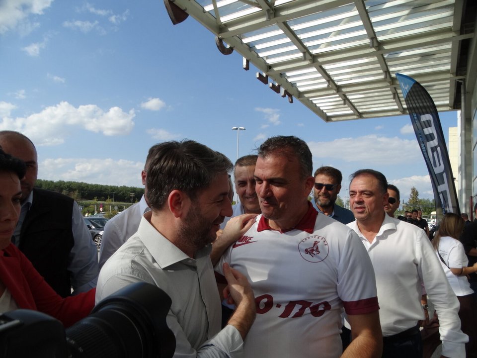 Ο πρόεδρος του ΠΑΣΟΚ και νυν υποψήφιος για την προεδρία του κόμματος έξω από το γήπεδο της ΑΕΛ / larissanet.gr