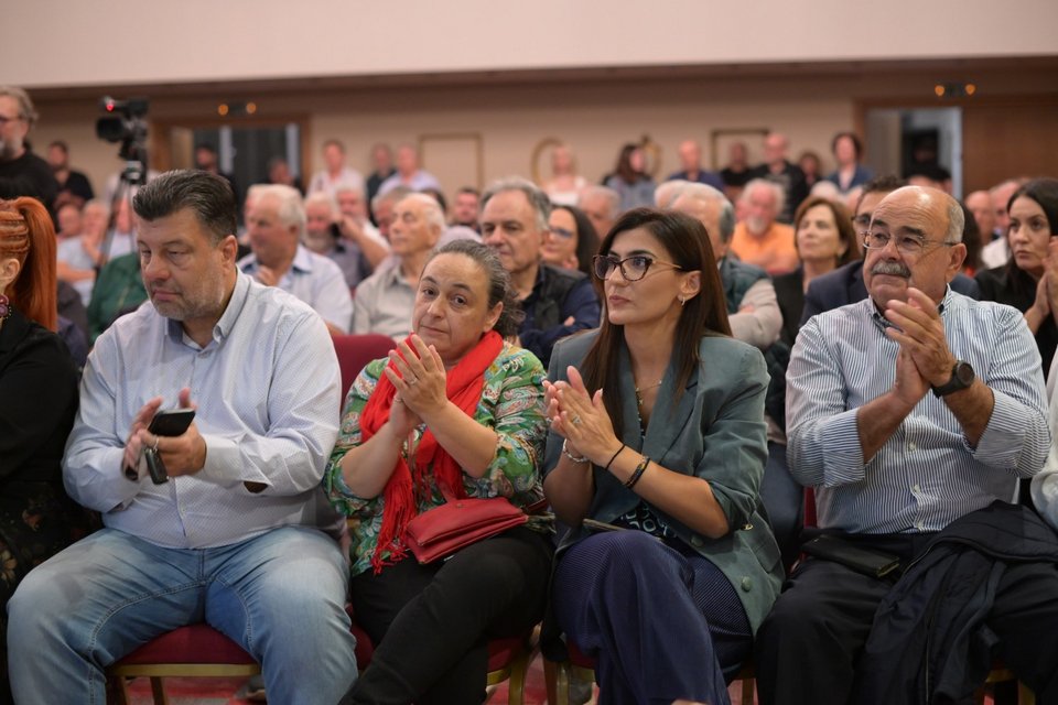 Φίλοι του ΠΑΣΟΚ κατά την ομιλία Ανδρουλάκη στις Σέρρες