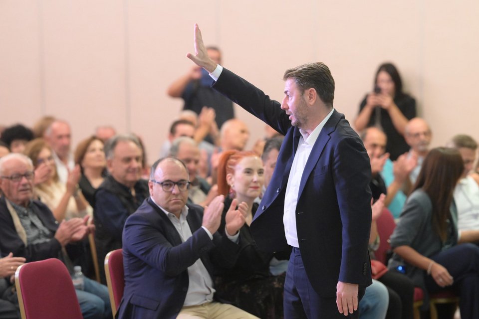 Ο Νίκος Ανδρουλάκης χαιρετάει φίλους και στελέχη του ΠΑΣΟΚ στις Σέρρες