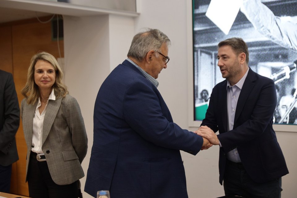 Ο Ν. Ανδρουλάκης χαιρετά τον Νίκο Χριστοδουλάκη υπό το βλέμμα της Μιλένας Αποστολάκη