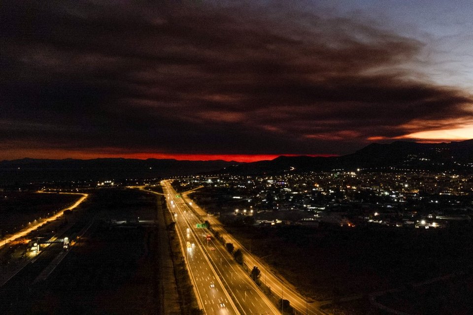 η φωτιά στο Ξυλόκαστρο από ψηλά