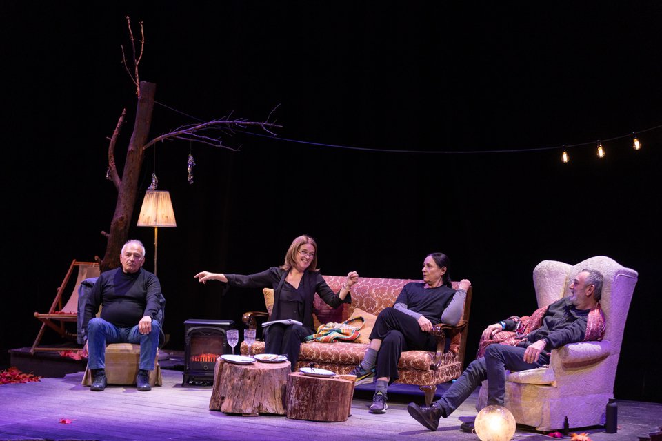 Τζάνετ - Αθήνα Τσιλύρα /  Ντίνα – Πέγκυ Σταθακοπούλου /  Νιλ - Βασίλης Ρίσβας /  Μπιλ - Δημήτρης Μαυρόπουλος