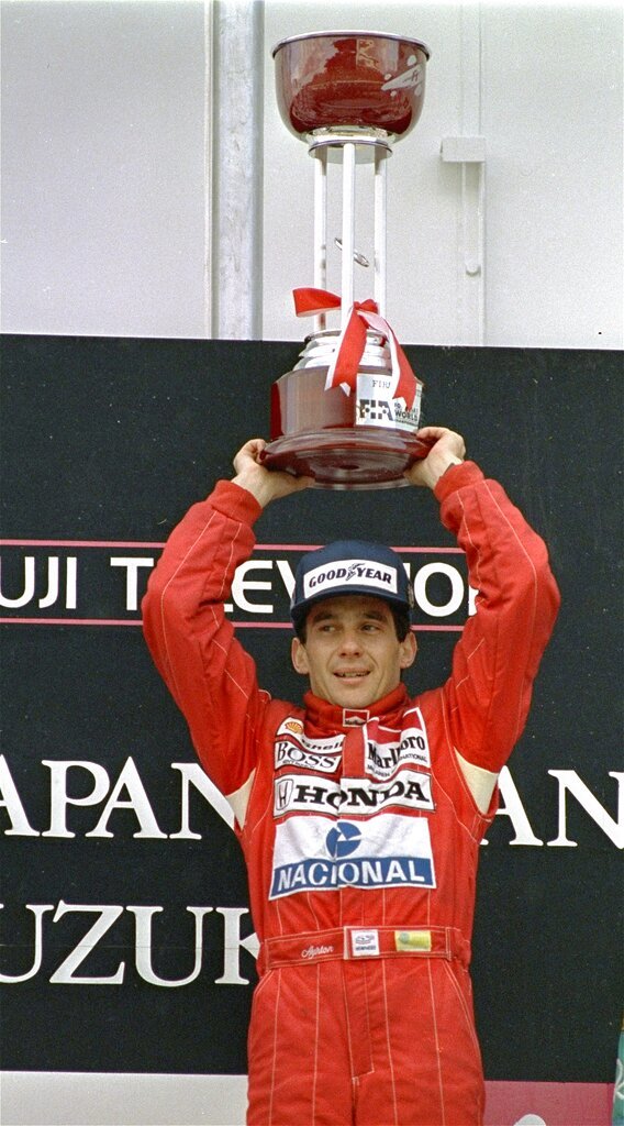 Ο Ayrton Senna κρατάει το τρόπαιο ψηλά στις 30 Οκτωβρίου 1988 μετά τη νίκη του στο Γκραν Πρι της Formula 1 στην Ιαπωνία