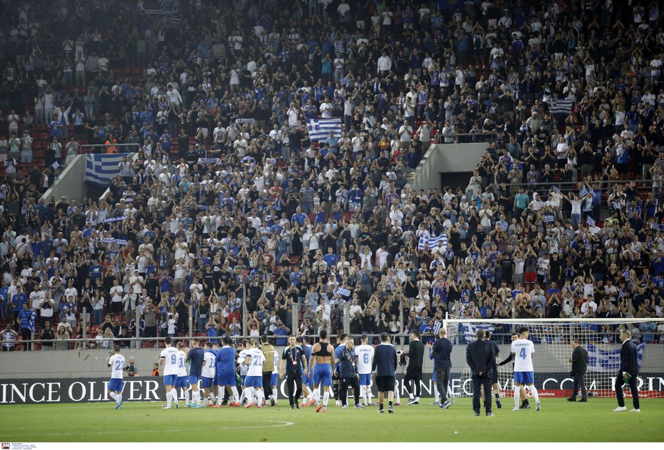 Ο κόσμος αποθεώνει τους διεθνείς φωνάζοντας το όνομα του αδικοχαμένου Τζορτζ Μπάλντοκ / Φωτογραφία: INTIME