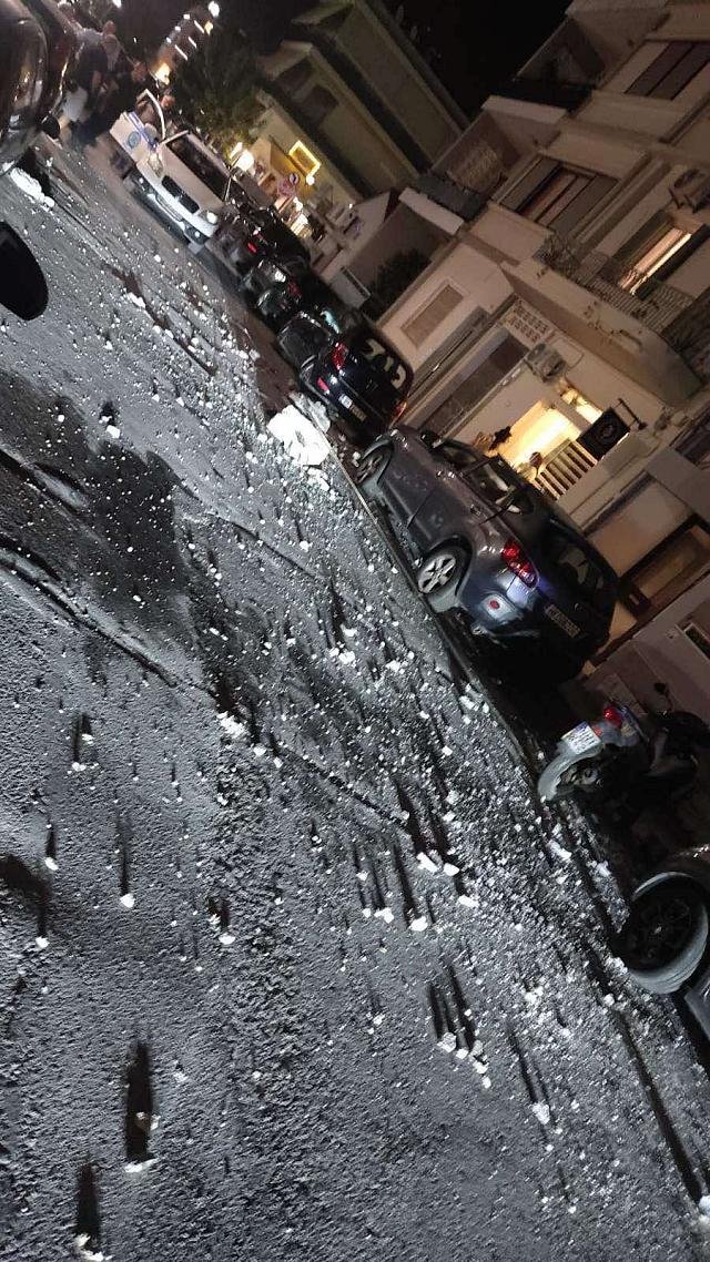 Μπαλκόνι έπεσε πάνω σε οχήματα στο Ηράκλειο