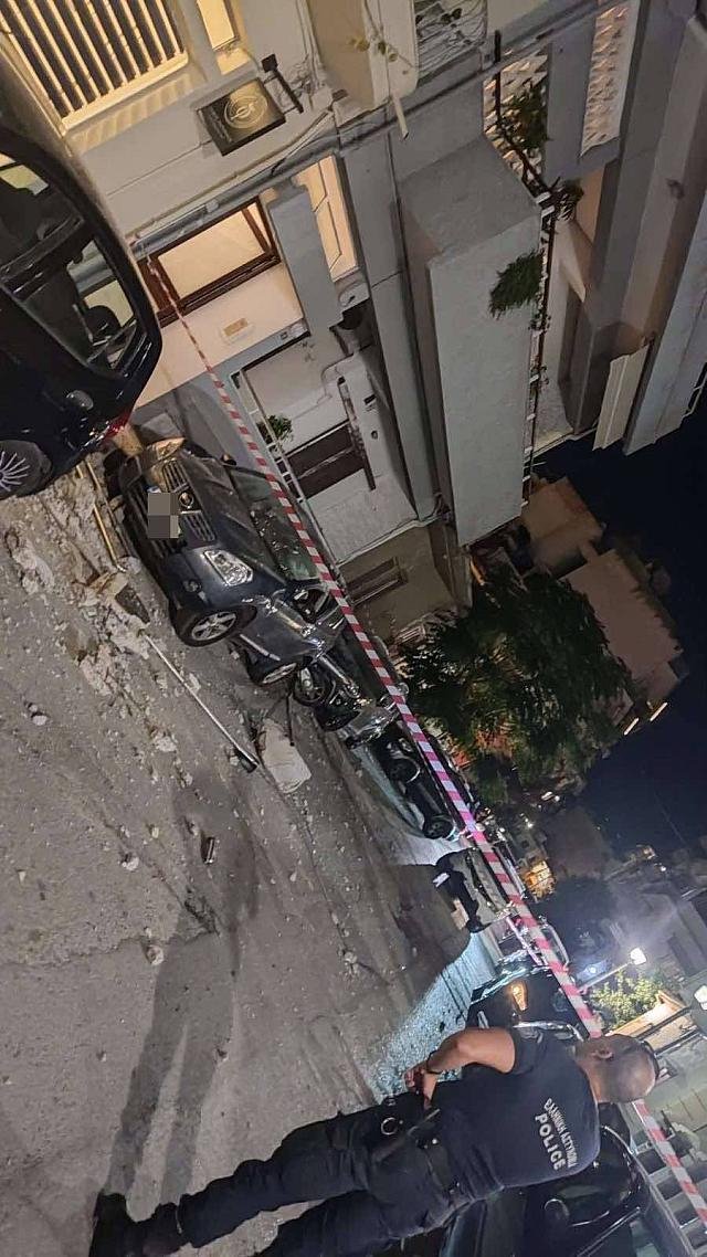 Αστυνομικοί στο σημείο όπου έπεσε το μπαλκόνι