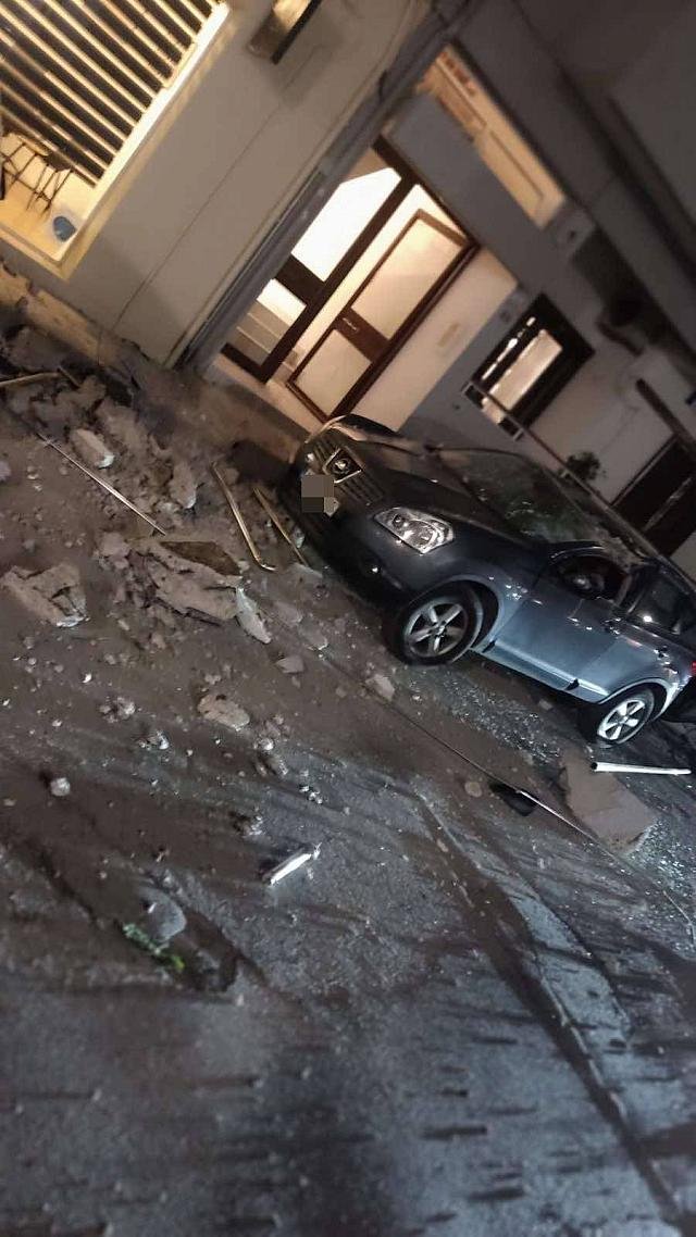 Σαν βομβαρδισμένο τοπίο το σημείο που έπεσε τον μπαλκόνι στο Ηράκλειο