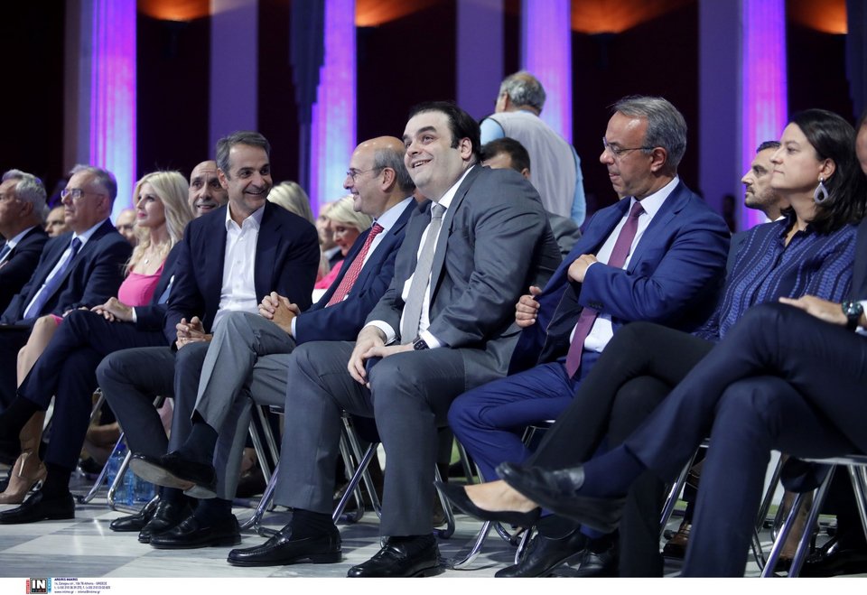 Από αριστερά Τ. Θεοδωρικάκος, Έλενα Ράπτη, Κ. Μητσοτάκης, Κ. Χατζηδάκης, Κ. Πιερρακάκης, Χρ. Σταϊκούρας, Νίκη Κεραμέως / Φωτογραφία: Intimenews/ΚΑΜΣΗΣ ΔΗΜΟΣΘΕΝΗΣ 