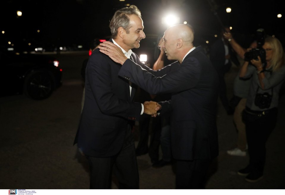 Ο Γιάννης Μπρατάκος υποδέχεται τον Κυριάκο Μητσοτάκη / Φωτογραφία: Intimenews/ΚΑΜΣΗΣ ΔΗΜΟΣΘΕΝΗΣ 