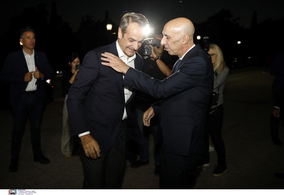 Ο Γιάννης Μπρατάκος υποδέχεται τον Κυριάκο Μητσοτάκη / Φωτογραφία: Intimenews/ΚΑΜΣΗΣ ΔΗΜΟΣΘΕΝΗΣ 