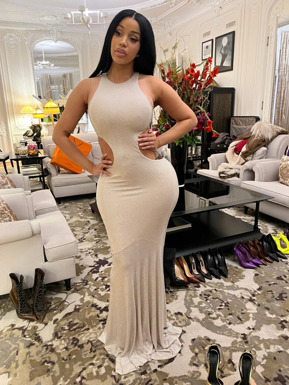 Η Cardi B σε πρόσφατη φωτογραφία μετά τη γέννηση του τρίτου της παιδιού