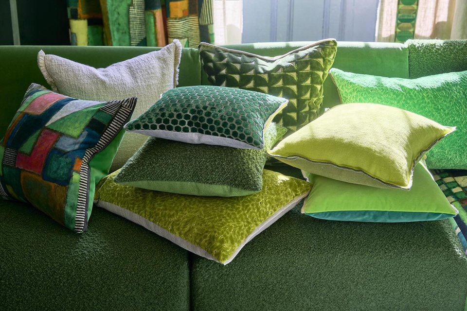 Επιλέξτε ένα κεντρικό χρώμα που θα κυριαρχεί στο δωμάτιο, όπως το πράσινο σε αυτή τη φωτογραφία, και «κυκλώστε» το με περισσότερα χρώματα-αποχρώσεις ή με εμπριμέ υφάσματα και ταπετσαρία στα οποία κυριαρχεί ίδιος ή παρόμοιος τόνος με το κεντρικό χρώμα / Φωτογραφία: Courtesy of Designers Guild / @designersguild/Instagram