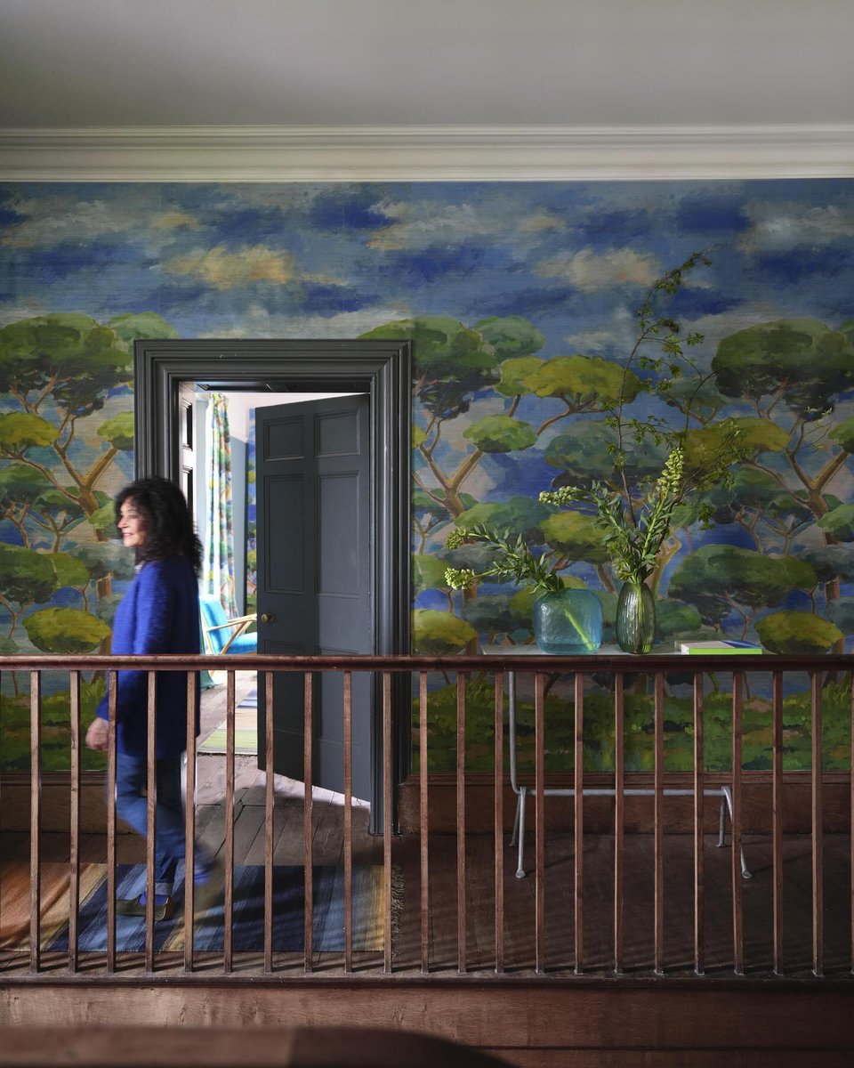 Μπλε και πράσινο είναι τα μόνα δύο χρώματα που κυριαρχούν σε αυτόν τον χώρο με την έντονη ταπετσαρία / Φωτογραφία: Courtesy of Designers Guild / @designersguild/Instagram