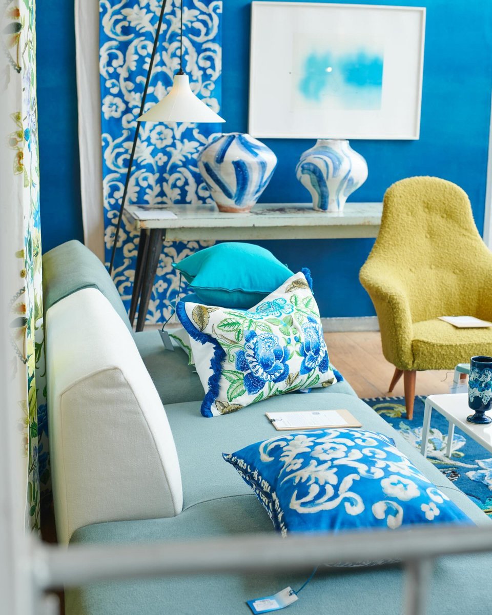 Ένα κυρίαρχο χρώμα, σε πολλές αποχρώσεις: Aυτό είναι ένας αλάνθαστος κανόνας για να συνδυάσετε εμπριμέ μεταξύ τους, δημιουργώντας αρμονικούς χώρους. Παίξτε με μια γκάμα αποχρώσεων από την ίδια παλέτα για ασφαλές αποτέλεσμα / Φωτογραφία: Courtesy of Designers Guild