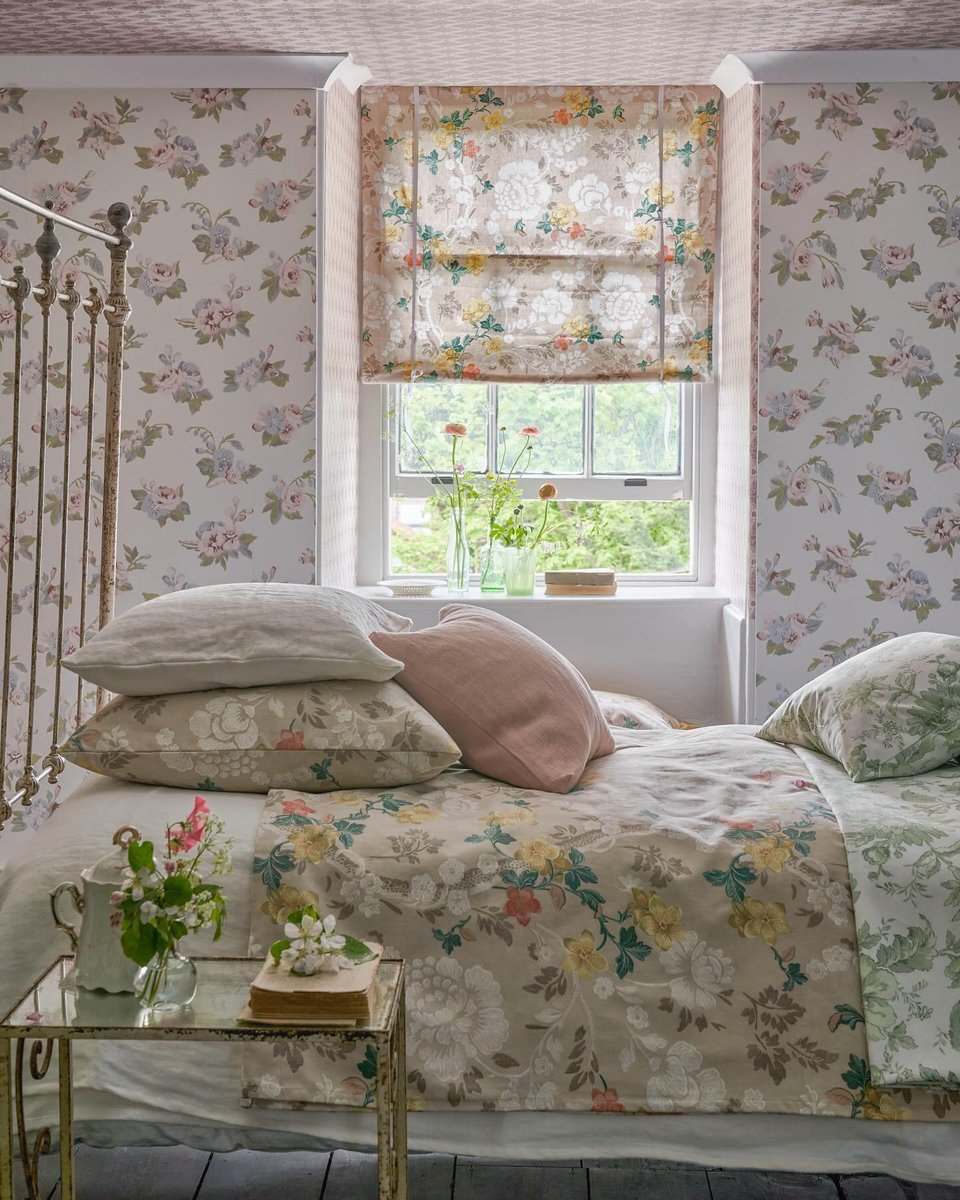 Country style υπνοδωμάτιο με λευκά είδη του οίκου Designers Guild / Φωτογραφία: Courtesy of Designers Guild