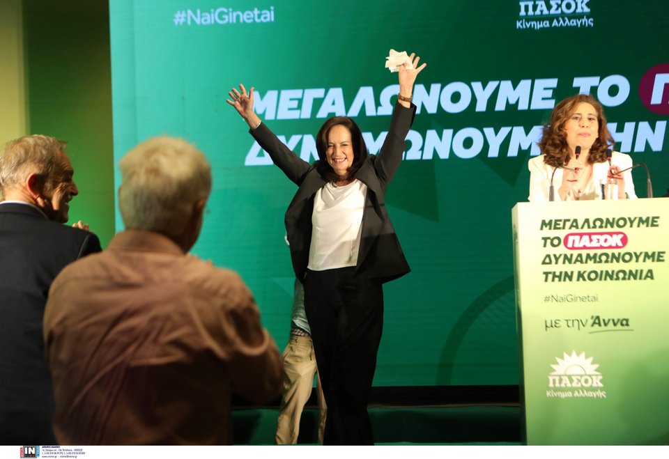 Η Άννα Διαμαντοπούλου λίγο πριν ανέβει στο βήμα για την κεντρική προεκλογική της ομιλία Φωτογραφία: Intimenews - ΜΗΤΣΑΚΟΣ ΔΗΜΗΤΡΗΣ